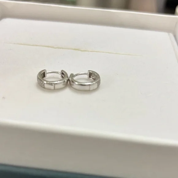 💎Mejuri Bold pavé Diamond Huggie Hoop Earrings 14k white gold - Picture 8 of 8